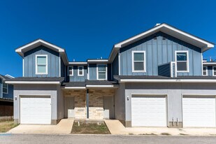 6918 Crestway Dr in San Antonio, TX - Building Photo