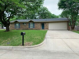 404 Live Oak Dr in Mansfield, TX - Building Photo