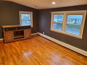 239 Hilltop Dr, Unit 2nd Flr in Brentwood, NY - Foto de edificio - Building Photo