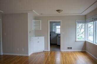 1715 SE Claybourne St in Portland, OR - Foto de edificio - Building Photo