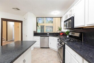 1805 Derbyshire Dr in Las Vegas, NV - Building Photo - Building Photo