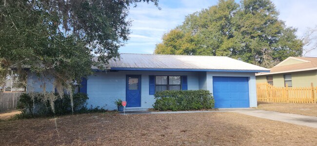 242 Redbud Ln in Palatka, FL - Building Photo - Building Photo