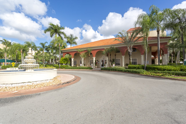 Fontainebleau Milton Apartments in Miami, FL - Foto de edificio - Building Photo