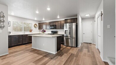 1077 N Bowknot Lake Ave in Star, ID - Building Photo - Building Photo