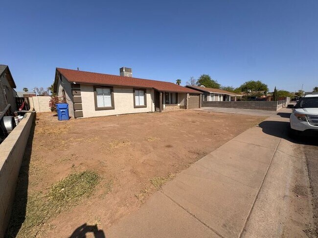 2002 N 47th Dr in Phoenix, AZ - Building Photo - Building Photo