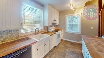 526 S Fir St in Canby, OR - Building Photo