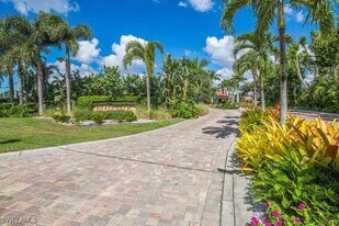 592 Beachwalk Cir in Naples, FL - Building Photo