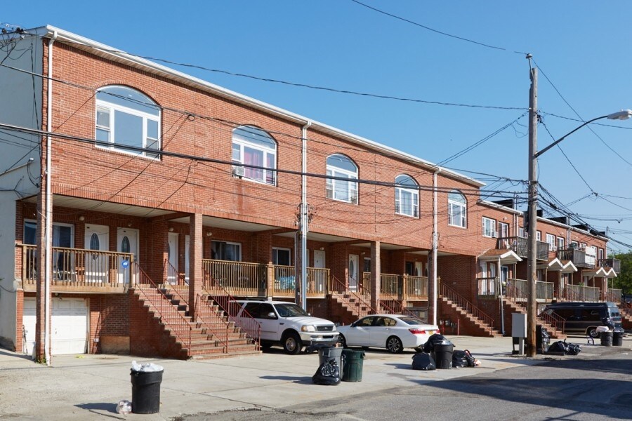 Rockaway Beach Queens in Far Rockaway, NY - Foto de edificio