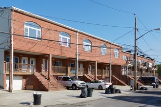 Rockaway Beach Queens in Far Rockaway, NY - Foto de edificio - Primary Photo