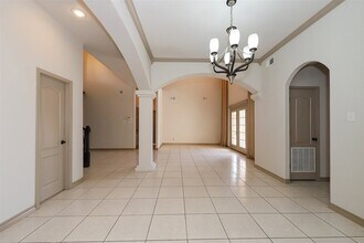 305 Lake Clark Ct in Laredo, TX - Foto de edificio - Building Photo