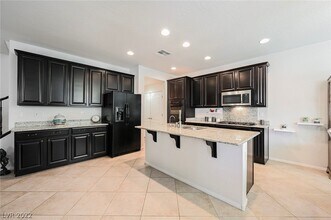10073 White Mulberry Dr in Las Vegas, NV - Building Photo - Building Photo