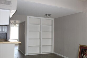 6001 Reims Rd in Houston, TX - Building Photo - Building Photo