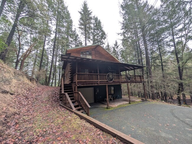 7312 E Evans Creek Rd in Rogue River, OR - Building Photo - Building Photo
