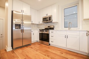 2308 W Foster Ave, Unit 1 in Chicago, IL - Building Photo