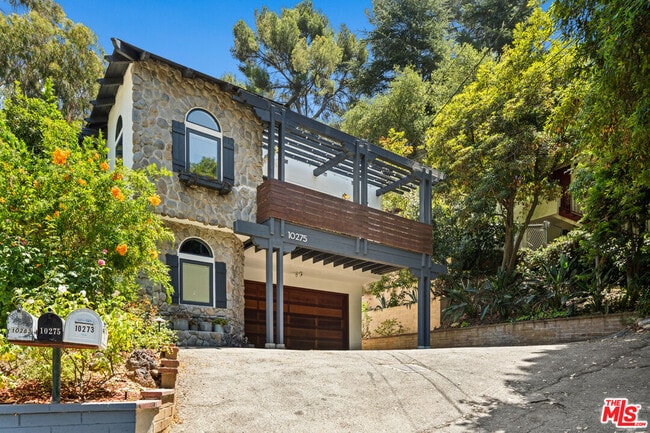 10275 Oletha Ln in Los Angeles, CA - Building Photo - Building Photo