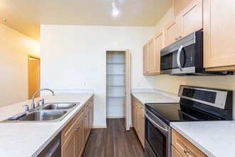 Stillwater Apartments in Tacoma, WA - Foto de edificio - Building Photo