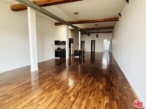 652 Mateo St in Los Angeles, CA - Building Photo - Building Photo