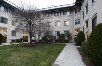 230 Walnut St in Newton, MA - Foto de edificio - Building Photo