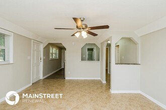 3228 Clifford Sample Dr in Tampa, FL - Foto de edificio - Building Photo