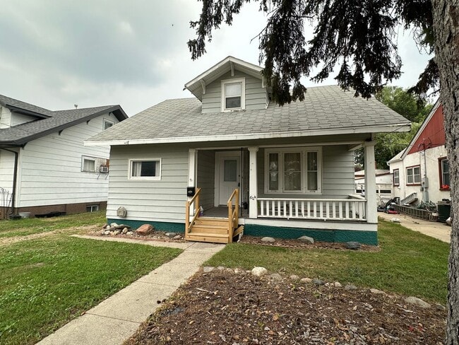 604 4th St NE in Minot, ND - Building Photo - Building Photo