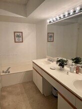 3400 NE 192 St in Miami, FL - Foto de edificio - Building Photo