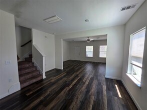 6210 Lacey Oak Dr in Hitchcock, TX - Building Photo - Building Photo