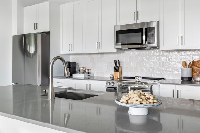 8601 Bergenline Ave in North Bergen, NJ - Foto de edificio - Building Photo