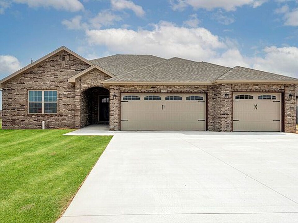 200 Dunkle Dr in Marionville, MO - Building Photo