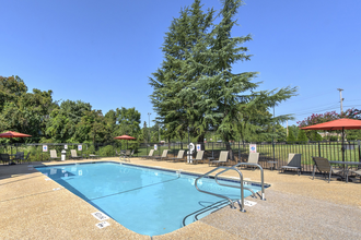 Fox Hollow Apartment Homes in High Point, NC - Foto de edificio - Building Photo