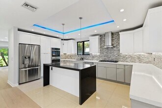 15221 Valley Vista Blvd in Los Angeles, CA - Building Photo - Building Photo