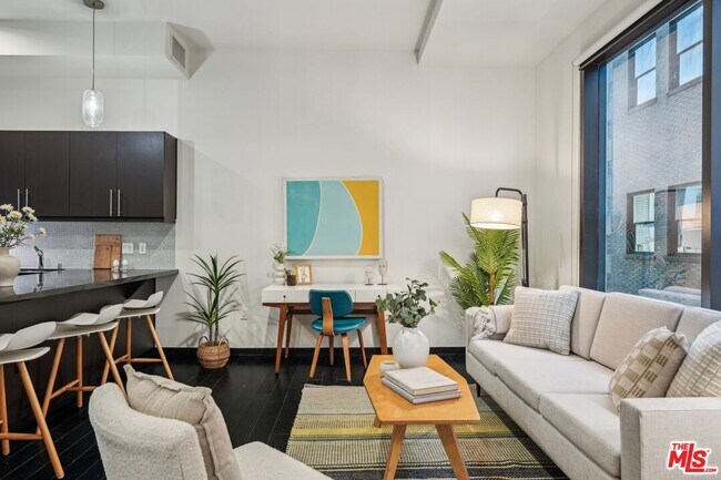 655S S Hope St in Los Angeles, CA - Building Photo - Building Photo