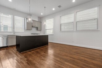 2737 Clinton Dr in Houston, TX - Building Photo - Building Photo
