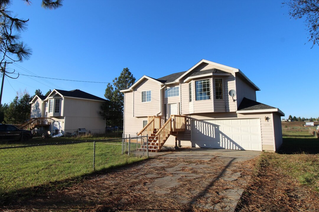 4209 E 1st St in Colbert, WA - Building Photo