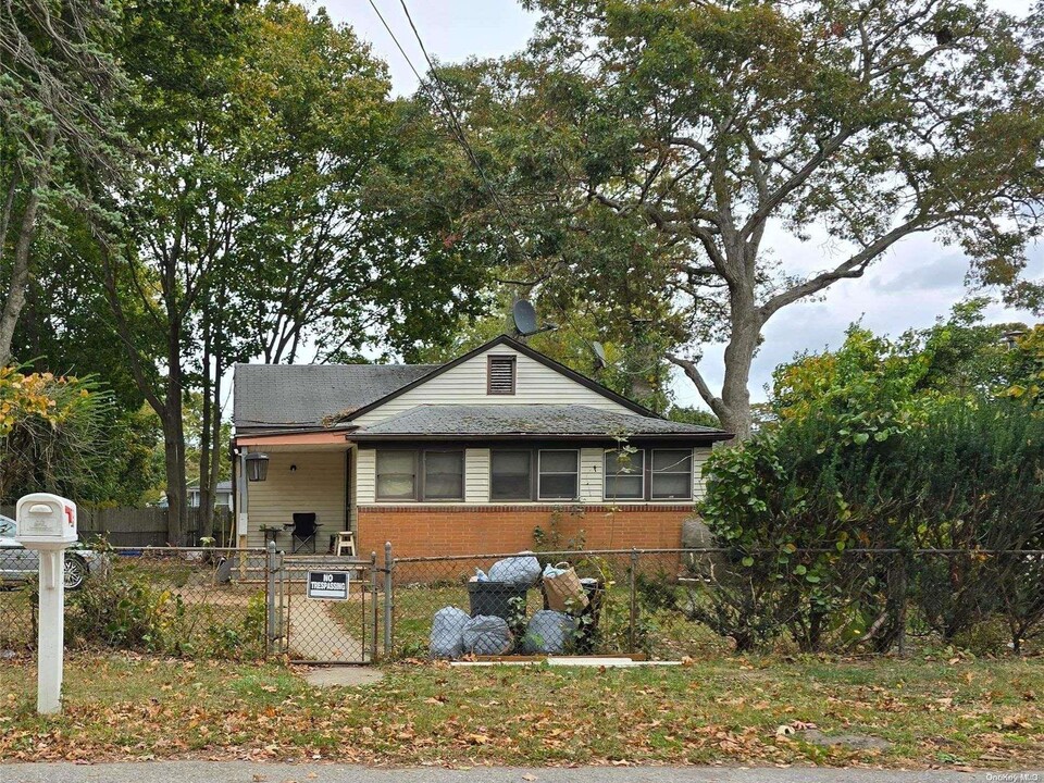 29 Hackensack Rd in Mastic Beach, NY - Foto de edificio