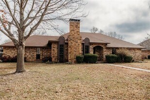 2106 Pecan St in Bonham, TX - Building Photo