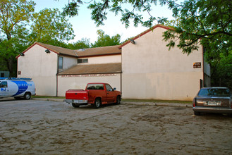 805 N Oak St in Arlington, TX - Building Photo - Building Photo