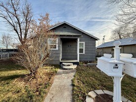 136 SW 3rd St in Redmond, OR - Building Photo