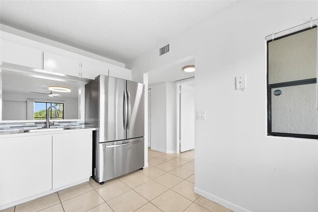 4101 Hiatus Rd in Sunrise, FL - Building Photo - Building Photo