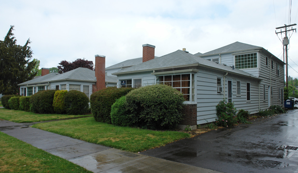 Monroe Court in Corvallis, OR - Foto de edificio