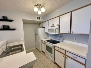 2212 Grand Cayman Ct, Unit 1633 in Kissimmee, FL - Building Photo - Building Photo