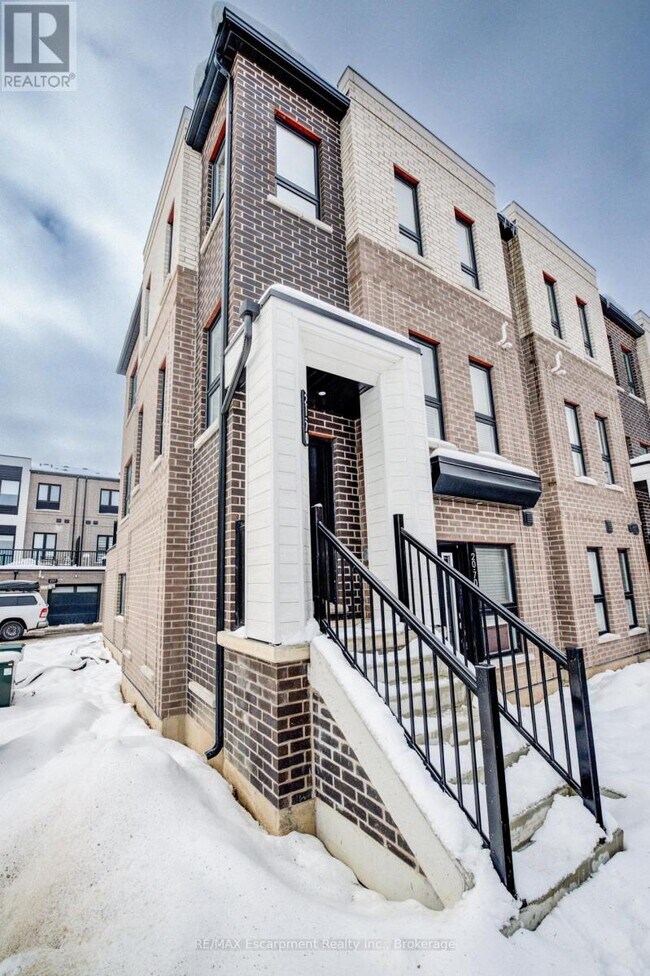 70 Kenesky Dr in Hamilton, ON - Building Photo - Building Photo