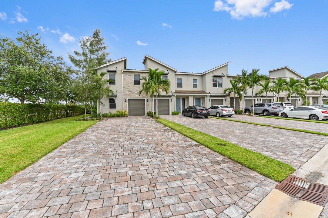 8889 Via Mar Rosso in Wellington, FL - Building Photo