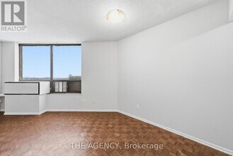 2350 Dundas St W in Toronto, ON - Building Photo - Building Photo