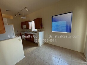 991 W Vía De La Fonda in Green Valley, AZ - Building Photo - Building Photo