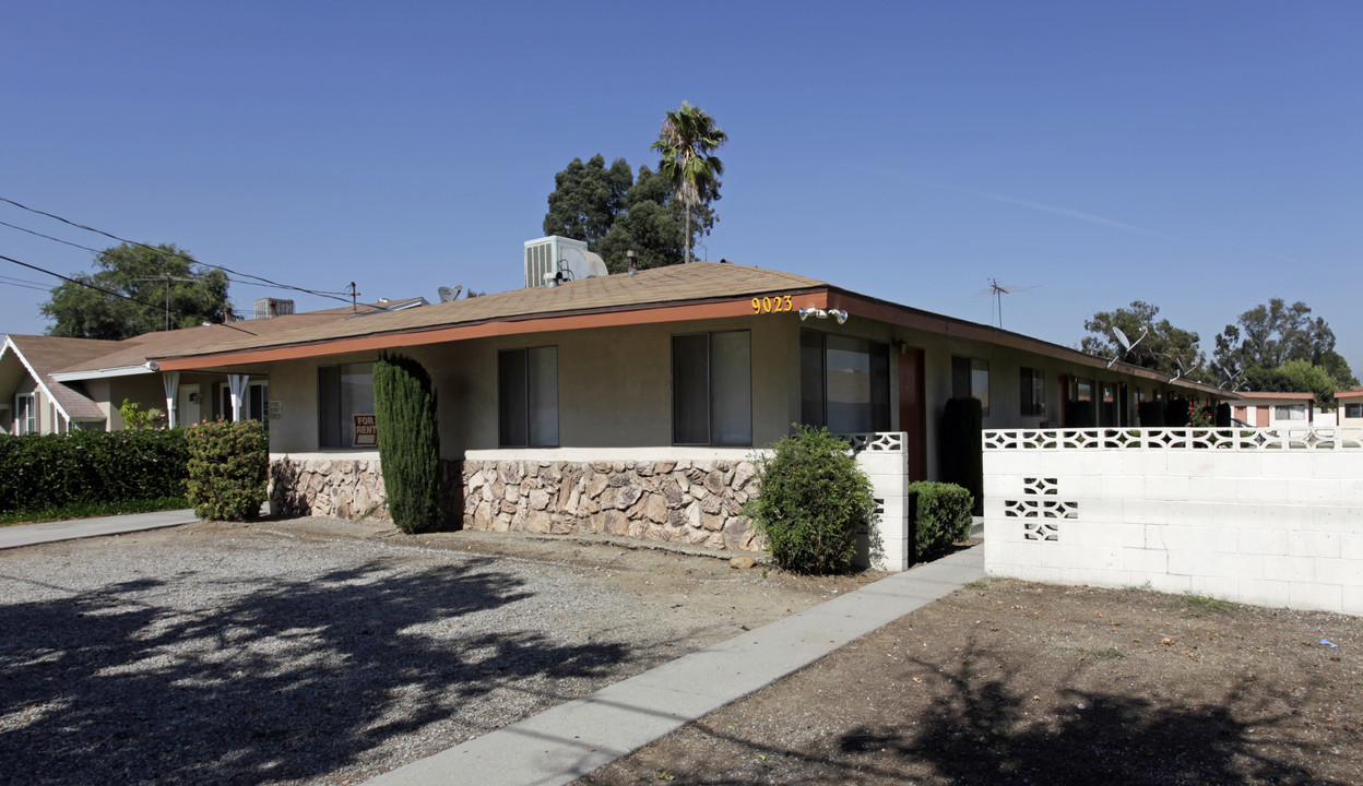 9023 Date St in Fontana, CA - Foto de edificio
