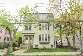 53 Winslow Rd, Unit A in Brookline, MA - Building Photo - Building Photo