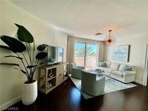 365 5th Ave S, Unit 303 in Naples, FL - Foto de edificio - Building Photo