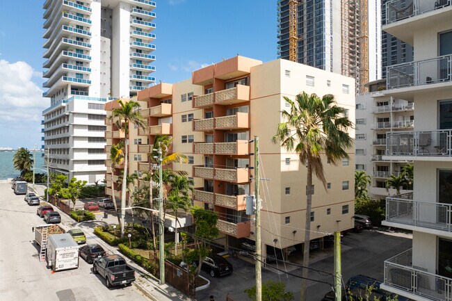Riviera Towers in Miami, FL - Building Photo - Building Photo
