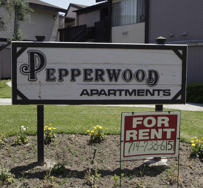 Pepperwood Apartments in Fullerton, CA - Foto de edificio - Building Photo