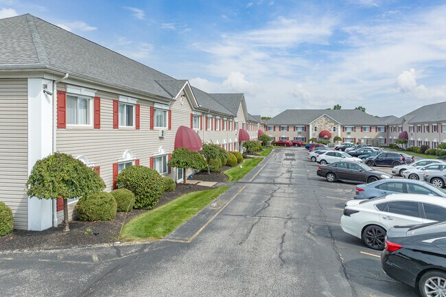Weeping Cherry Village in Broadview Heights, OH - Foto de edificio - Building Photo